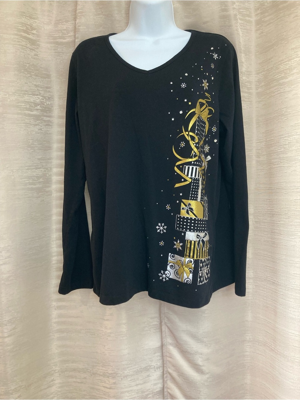 Kim Rogers Black Long-Sleeve V-Neck Top with Gold Gift Stack Design size Large